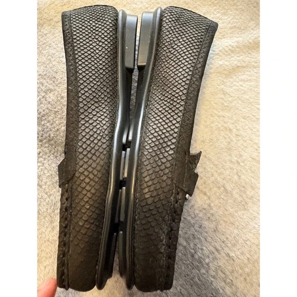 AEROSOLES stitch turn
